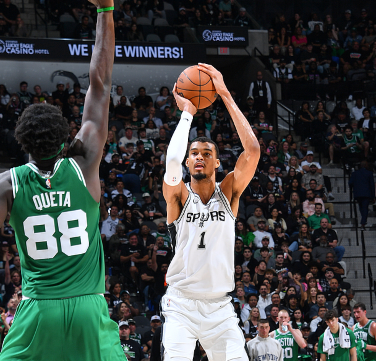 星空.综合体育官网-西部排名又变了：湖人创NBA奇迹，快船收大礼，3队排名互换